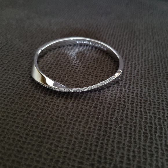 Kate Spade♠️ Silver🤍 "Do the Twist"🔀 Bangle Bracelet - NWT - Picture 3 of 15